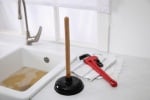 Comment déboucher efficacement vos canalisations sans produits chimiques ?